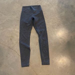 Lululemon wunder under legging in heathered gray. 28” inseam